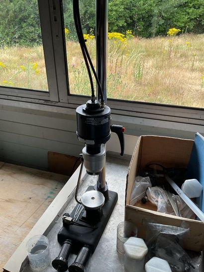 Machine à boucher Les flacons, Des flacon...