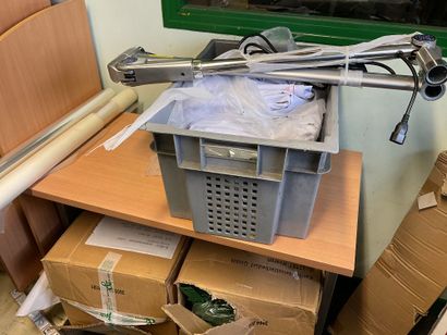 Contenu du bureau et du matériel situé devant
LOT...