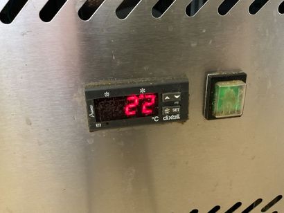 Tour inox 3 portes fonctionnel 
180 X 70...