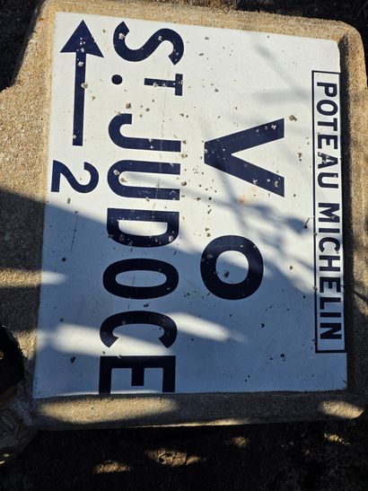 Panneau de signalisation en béton années...