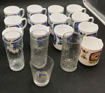 13 Mugs en Opaline distribués par les stations...