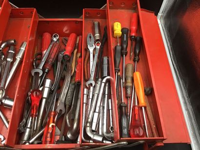 FACOM : 
Caisse à outils FACOM contenant...