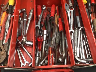 FACOM : 
Caisse à outils FACOM contenant...