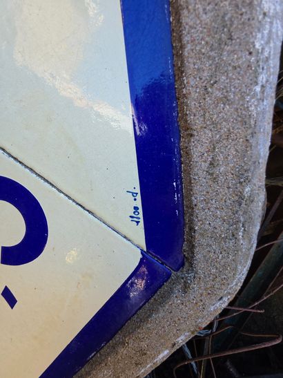 Panneau de signalisation routière en béton...
