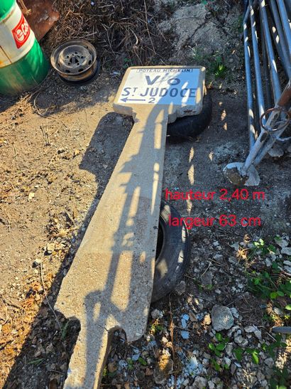 Panneau de signalisation en béton années...