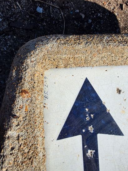 Panneau de signalisation en béton années...