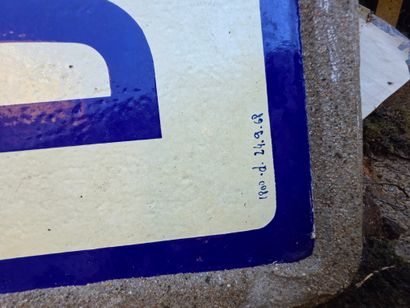 Panneau de signalisation routière en béton...