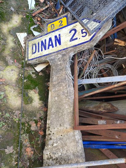 Panneau de signalisation routière en béton...