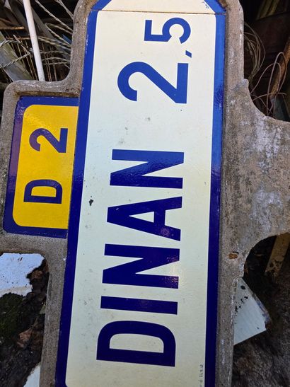 Panneau de signalisation routière en béton...