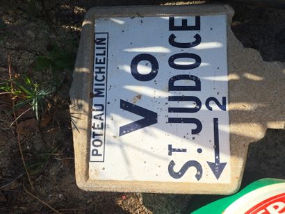 Panneau de signalisation en béton années...