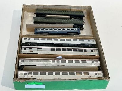 Lot de 6 wagons de voyageurs dépareillés...