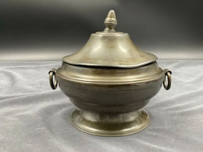 Lot d’étain comprenant 2 assiettes (14 et...
