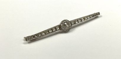 Broche en or gris ( 18k), ornée d’un diamant...