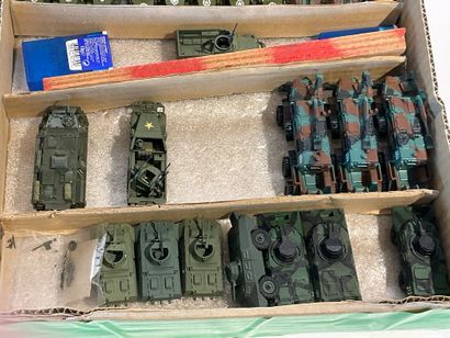 Lot de 34 véhicules militaire, Half-Track...