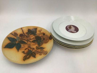 Assiettes et plat de la Manufacture de Sèvres,...