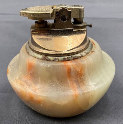 Lot en Onyx comprenant un cendrier, 1 briquet,...