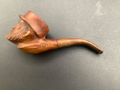 Lot de deux pipes en bois sculpté. La première...