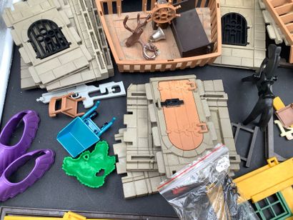 Lot de divers éléments de montage Playmobil...