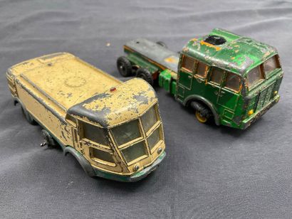 12 Petites voitures dont DINKY TOY, NOREV,...