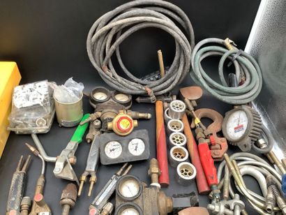 Lot d’outillage comprenant : détendeurs oxygène...