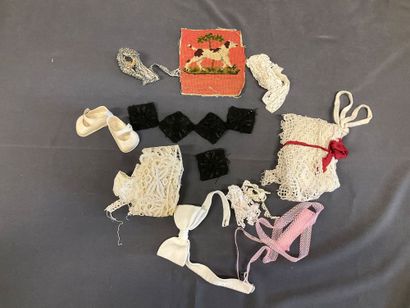 Mercerie, lot comprenant des bandes de tissu...