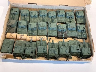 Lot de 24 mini tanks M109 en l état