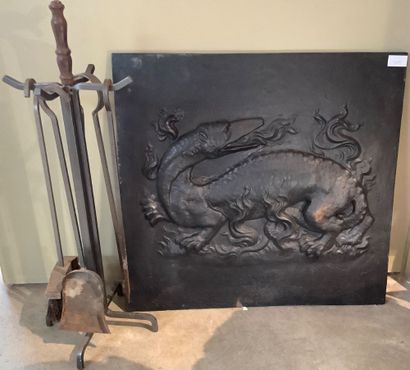 Lot d’une plaque en fonte pour cheminée représentant...