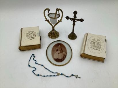 Regroupement de 6 objets religieux comprenant...
