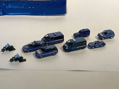 Lot de 44 miniatures de la Gendarmerie nationale...