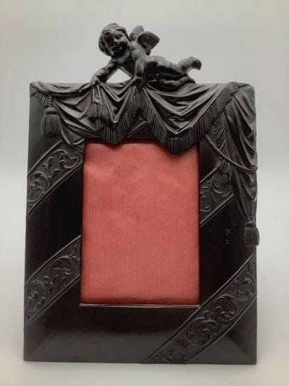 Cadre en ébène à décors d’angelot
29x19c...