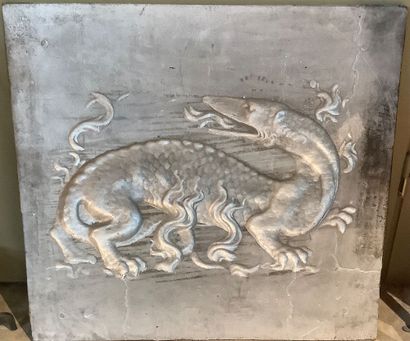 Lot d’une plaque en fonte pour cheminée représentant...