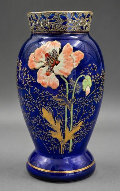 Vase style Art nouveau en verre bleu émaillé,...