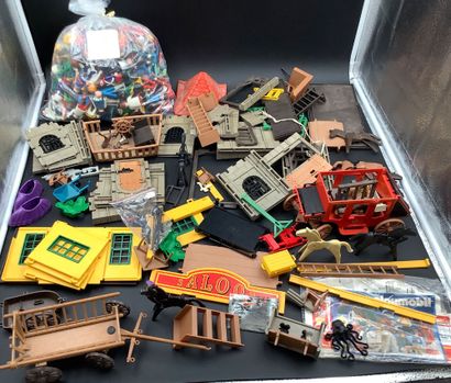 Lot de divers éléments de montage Playmobil...