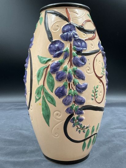 Une paire de vases et un cache pot en faïence...