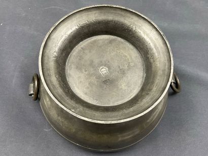 Lot d’étain comprenant 2 assiettes (14 et...