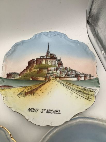 8 assiettes touristiques en porcelaine de...