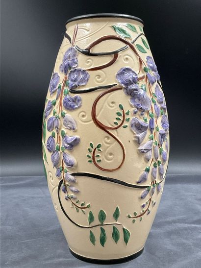 Une paire de vases et un cache pot en faïence...
