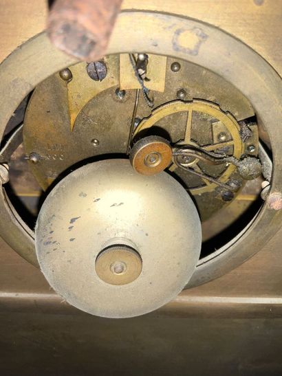 Pendule de cheminée en régule patiné et doré,...