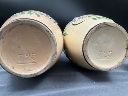 Une paire de vases et un cache pot en faïence...