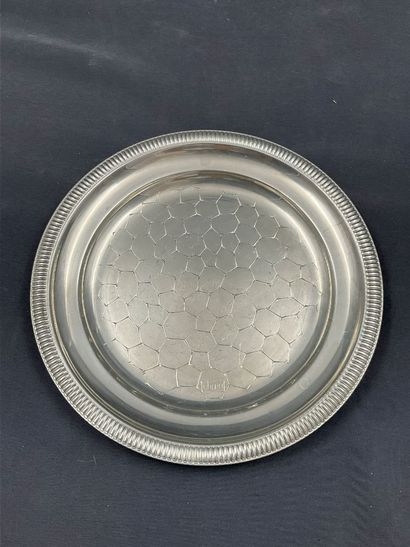 Lot d’étain comprenant 2 assiettes (14 et...