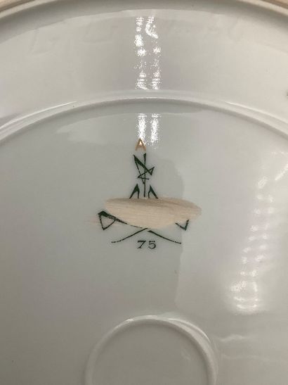 Assiettes et plat de la Manufacture de Sèvres,...
