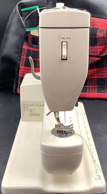 Machine à coudre de marque Bernina 803 fabriqué...