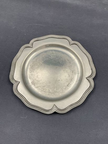 Lot d’étain comprenant 2 assiettes (14 et...