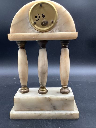 Horloge de table à colonne en albâtre et...