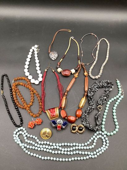 Petit lot de bijoux fantaisie, colliers,...