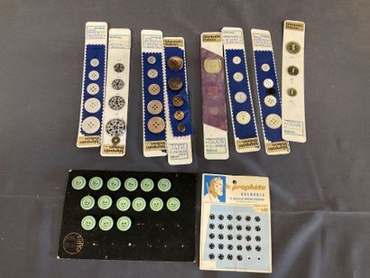 Mercerie, lot de boutons de différentes tailles,...
