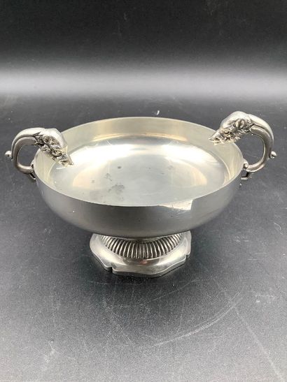 Un bougeoir et une coupe en étain.
Hauteur...