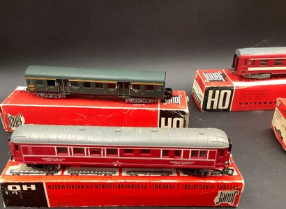 Lot de 6 wagons voyageurs ainsi que 2 wagons...