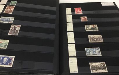Lot de 3 classeurs de timbres français courants,...