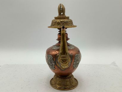 Théière d’origine tibétaine en cuivre. 
Poids...